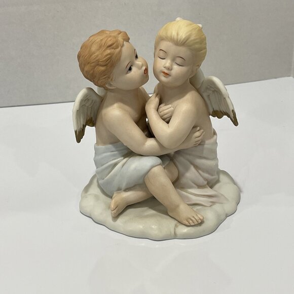 Home Interiors Gifts -  Porcelain‎ Figurine Kissing Angels # 8838 - 4 3/4" tall - Picture 1 of 14